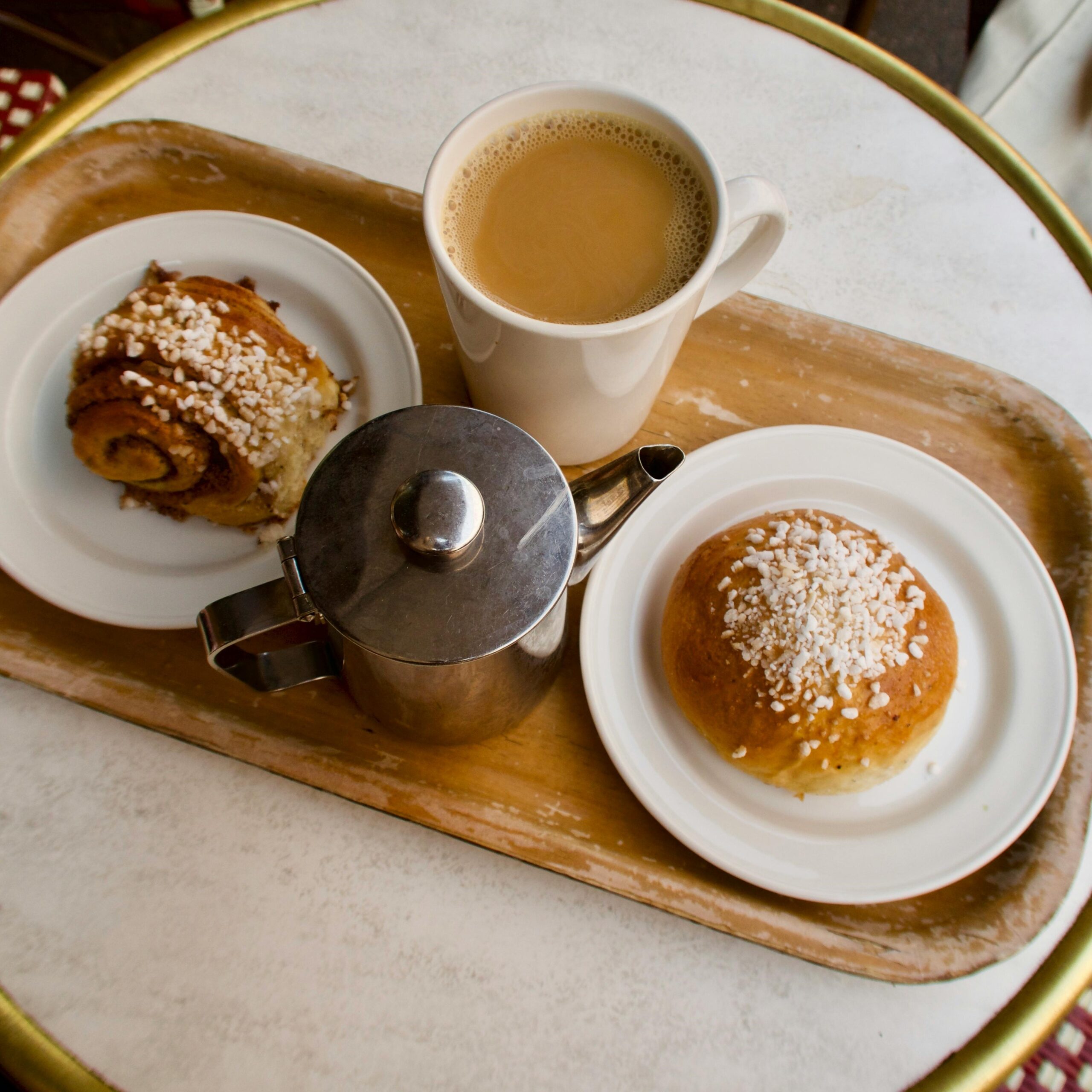 Registrering med kaffe och frukostfralla